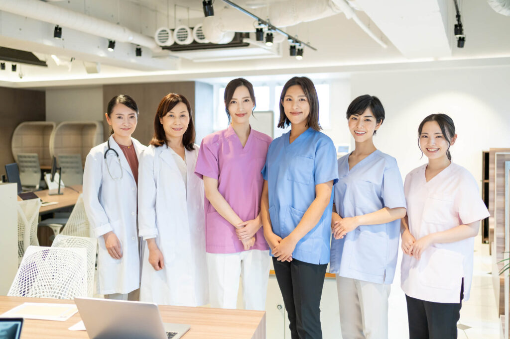 医療業界の人手不足の原因や問題、解決策などについて解説
